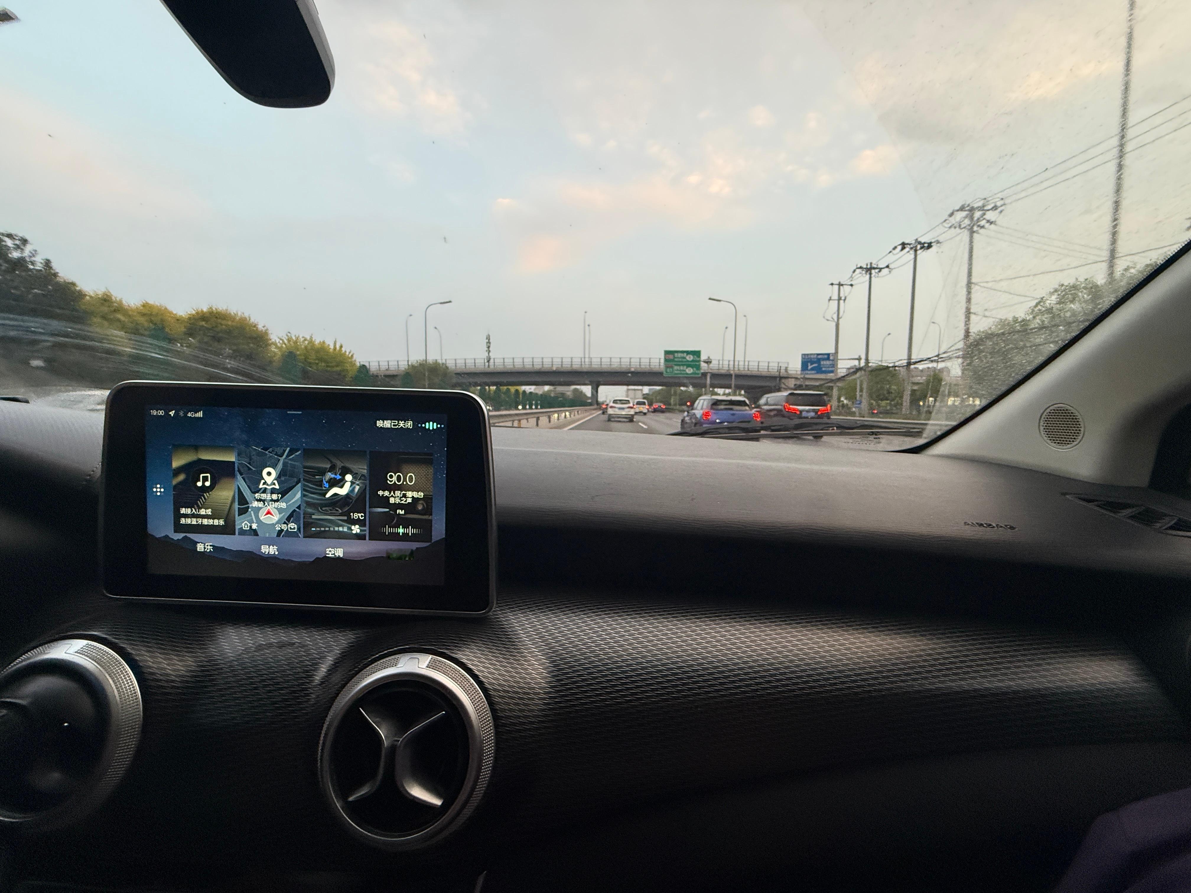 五环上，滴滴误触发AEB师傅骂了一路师傅说车才跑了3万多公里，自己刹车遇见3次，