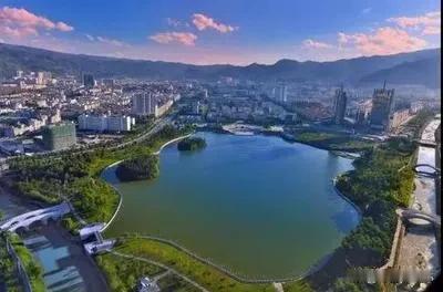 七律·临沧
临沧佳境韵幽长，
翠嶂灵川入锦章。
茶馥氤氲萦曲巷，
瀑声澎湃绕崇冈