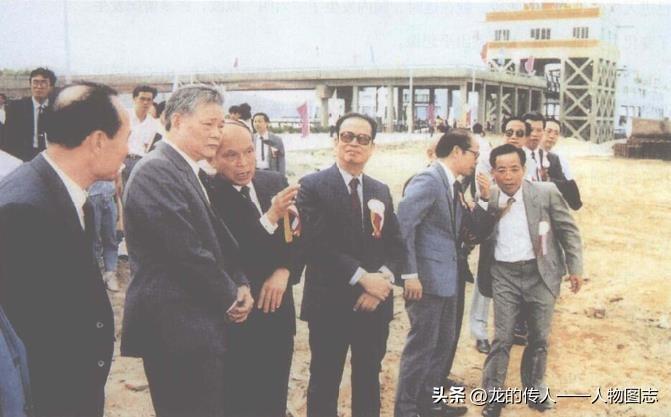 1991年，霍英东先生在虎门渡驼通航典礼上与叶选平、谢非、周南等在一起。