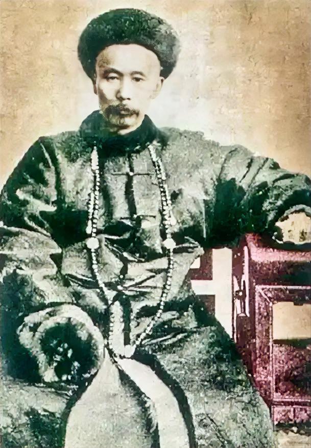 1871年，左宗棠把宁夏匪首马化龙一家三百多口全宰了，这事在当年西北地界炸了锅，