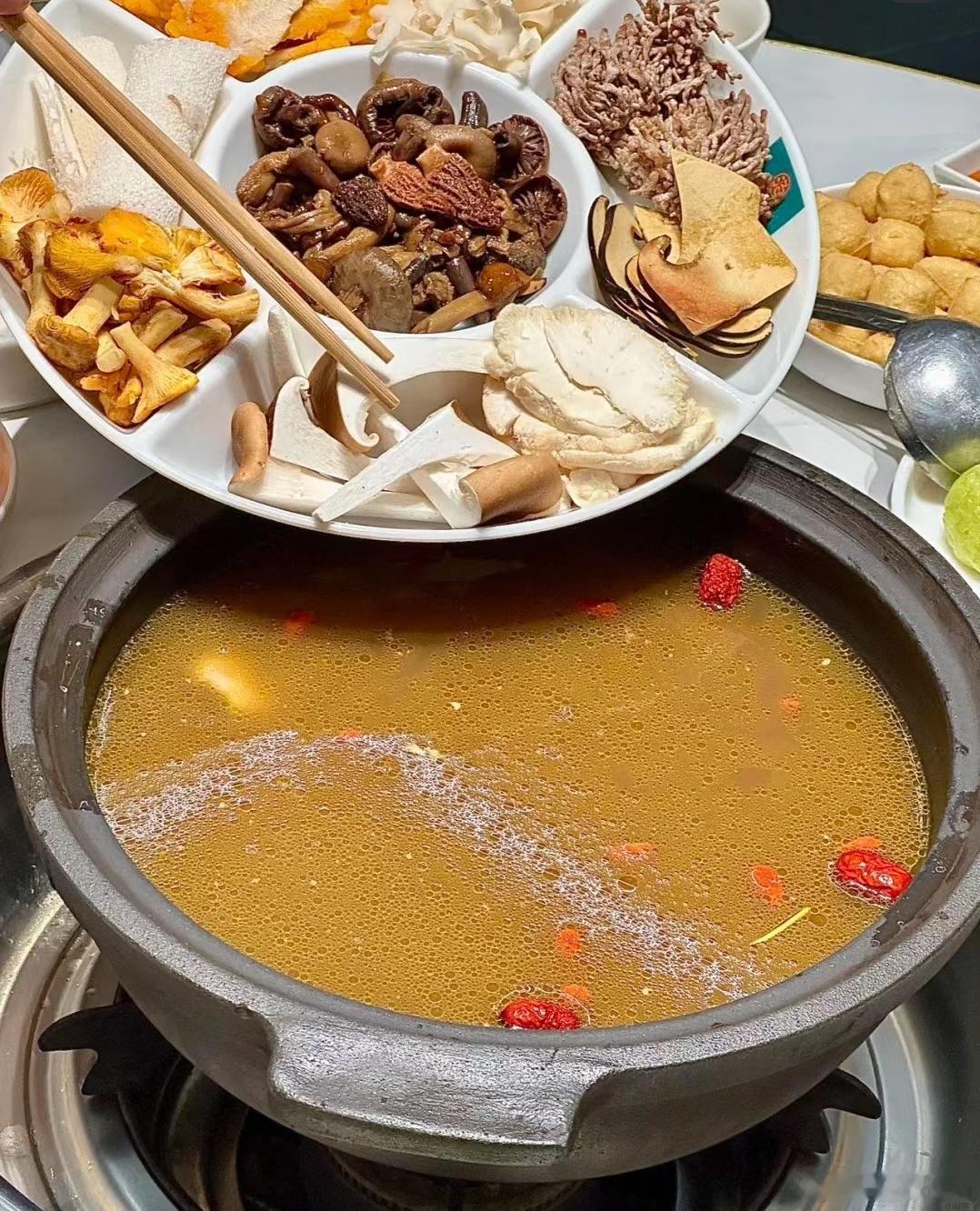 年轻人迷上中药餐饮是养生焦虑吗  年轻人迷上中药，这养生潮流是不是有点东西？传统