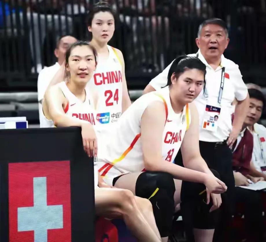 中国女篮90:81尤文图特，我彻底看清了以下三人：
1. 张子宇
内线高度优势明