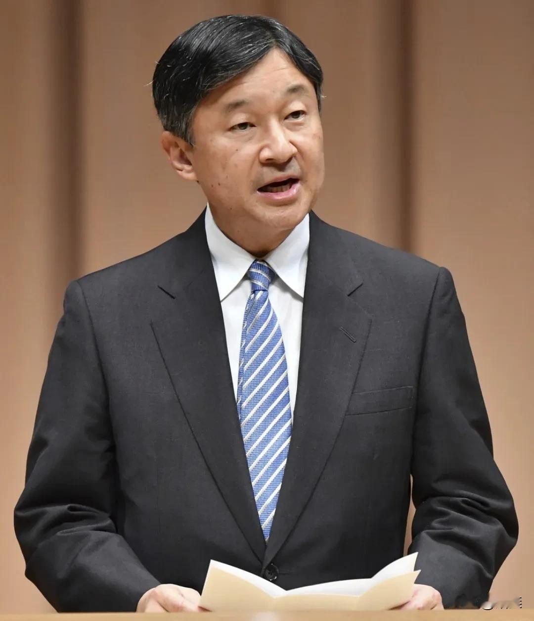 日本天皇德仁上大学时选了历史专业，引起了宫内厅的不满。
日本皇室有个不成文惯例，