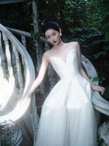 王玉雯公主白纱裙   王玉雯是要跟我结芬吗😘白色的公主裙真的是好美呀，简直就是