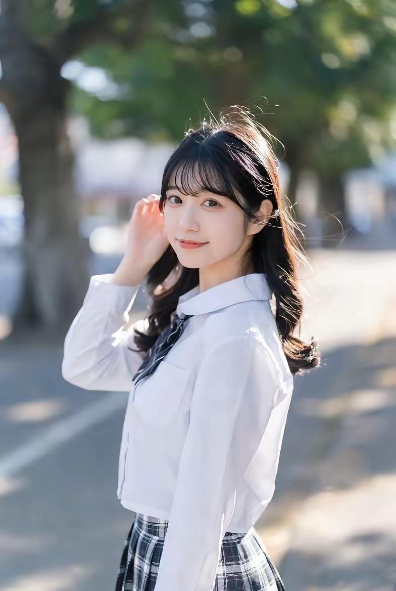 阳光下的青春少女，甜美笑容，白色衬衫与格子裙的完美搭配，元气满满！🌞💕