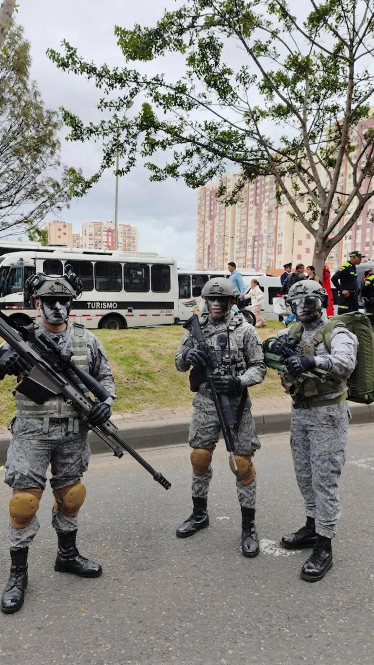 哥伦比亚空军狙击手使用巴雷特 M107 .50BMG 半自动狙击步枪，最左边的家