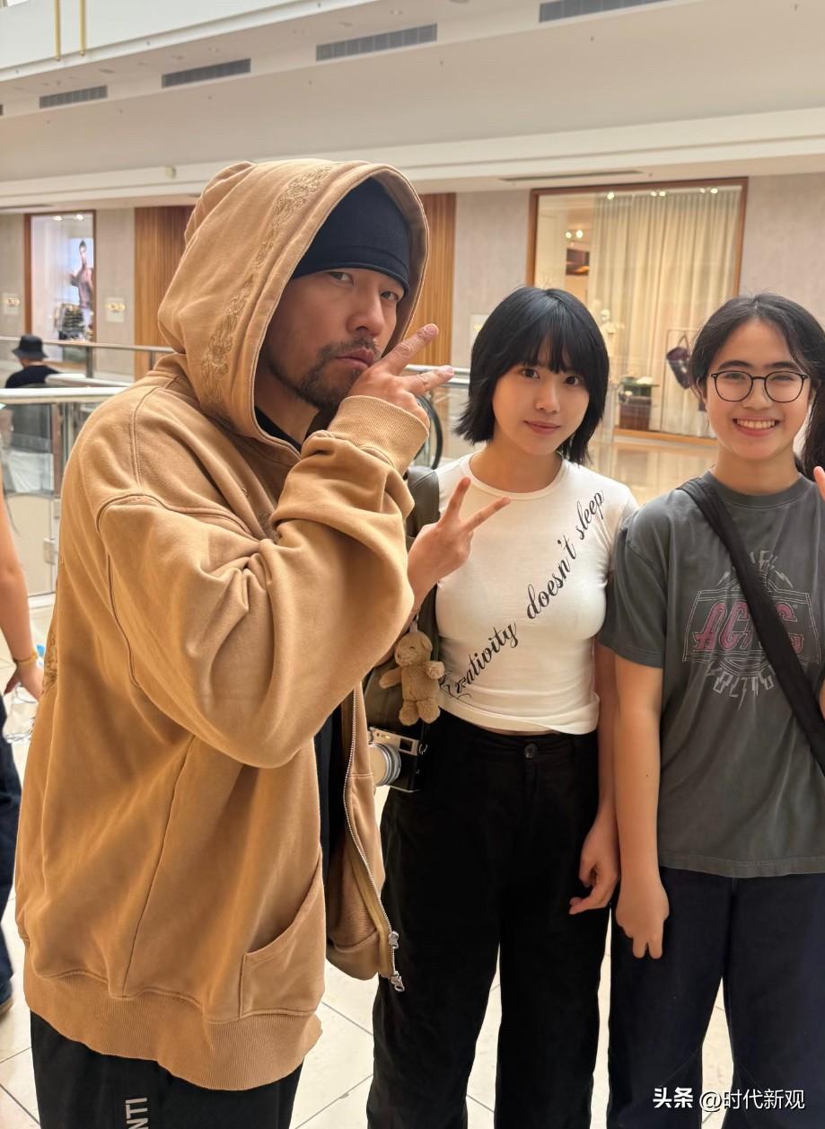 周杰伦已经被模仿者搞得真假难辨了，要不是旁边有昆凌做防伪认证，估计现实中你即便遇