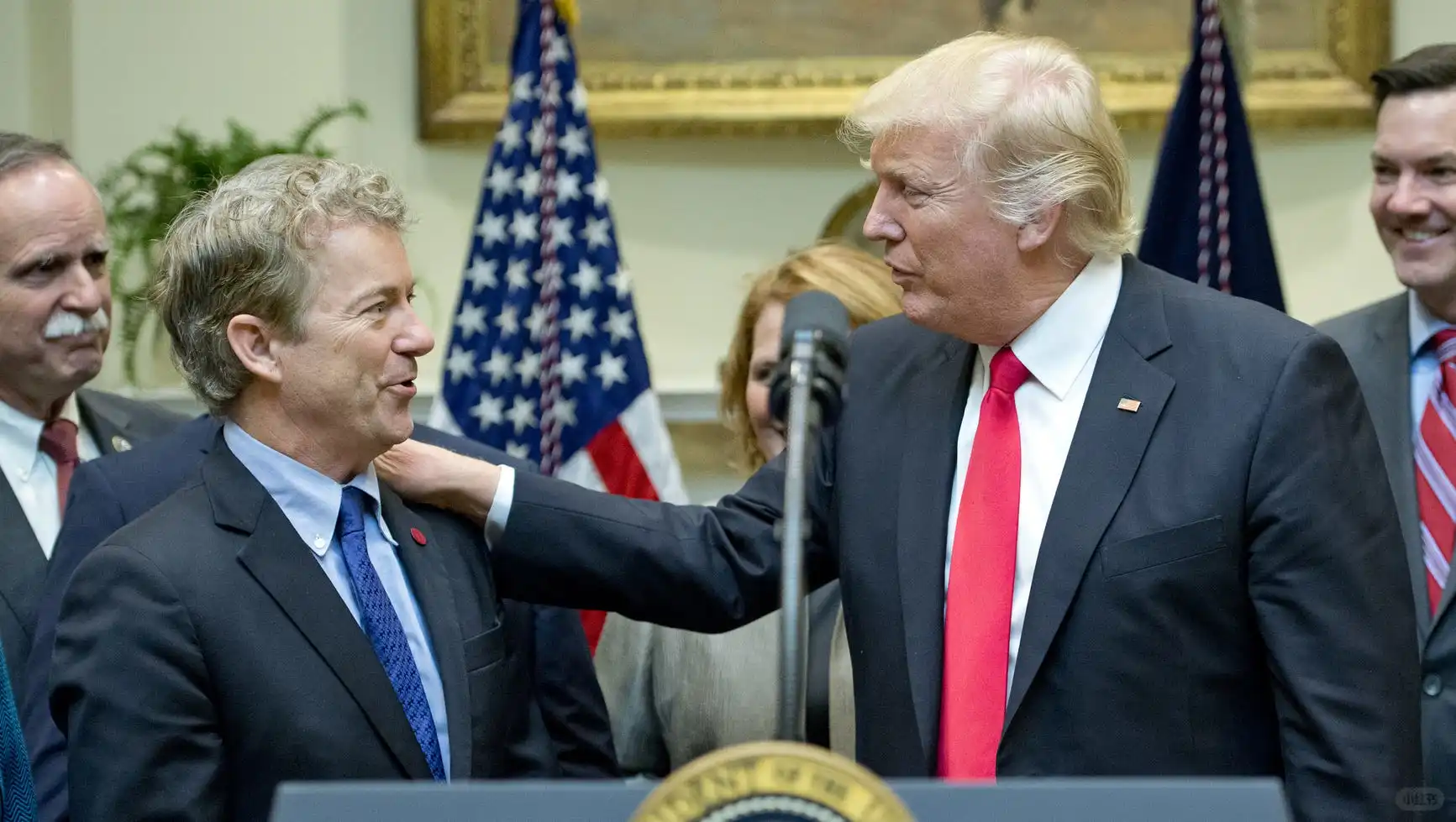 突发消息：参议员兰德·保罗宣布计划推迟通过 1 万亿美元的“小型”综合...