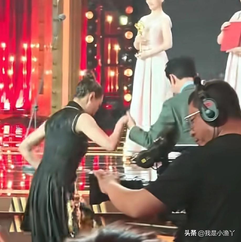 《狂飙》“售后”一直在啊！张颂文给高叶颁奖，“大哥大嫂”这是顶峰相见了！

在电