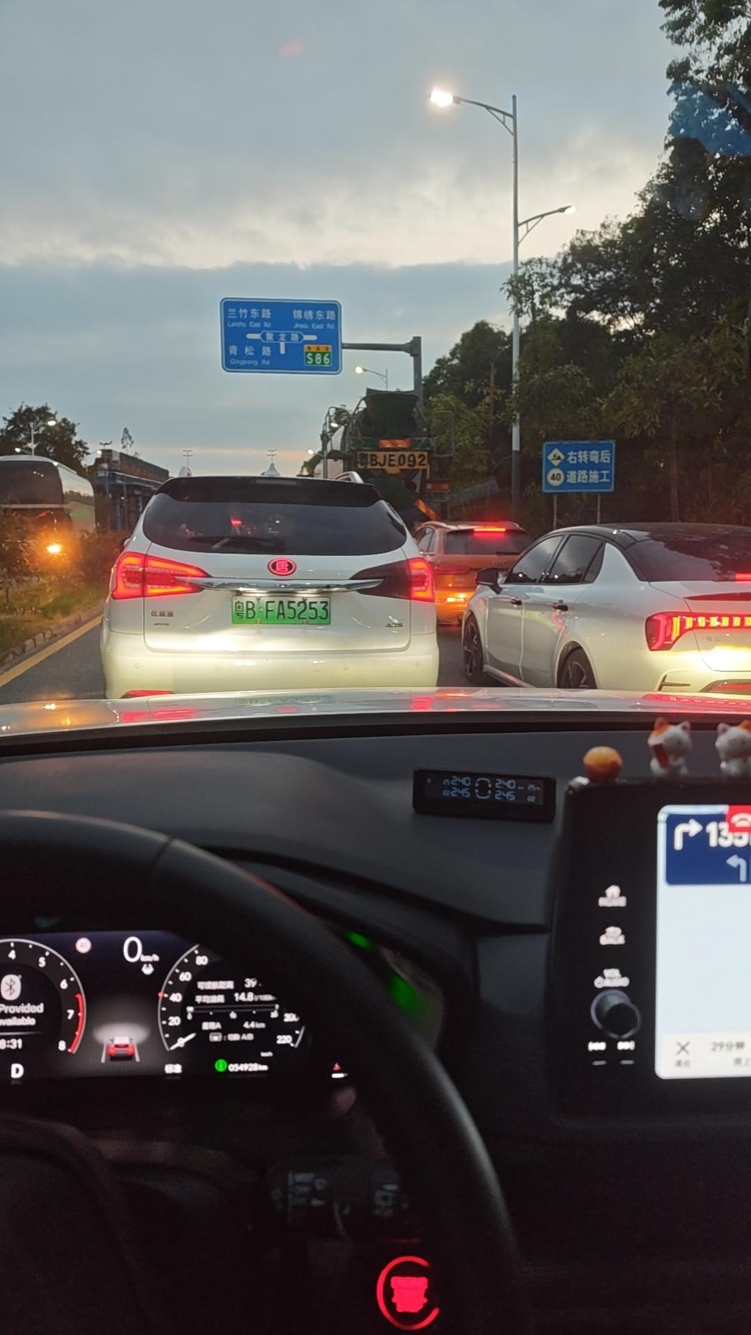 路上开车为什么不喜欢跟在电车后面？

有人说是因为相当一部分电车驾驶员的驾驶水平