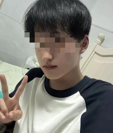 一男孩哭诉，自己刚来杭州打工，借住在姑妈家，发工资后，他给姑妈转了1500块钱，