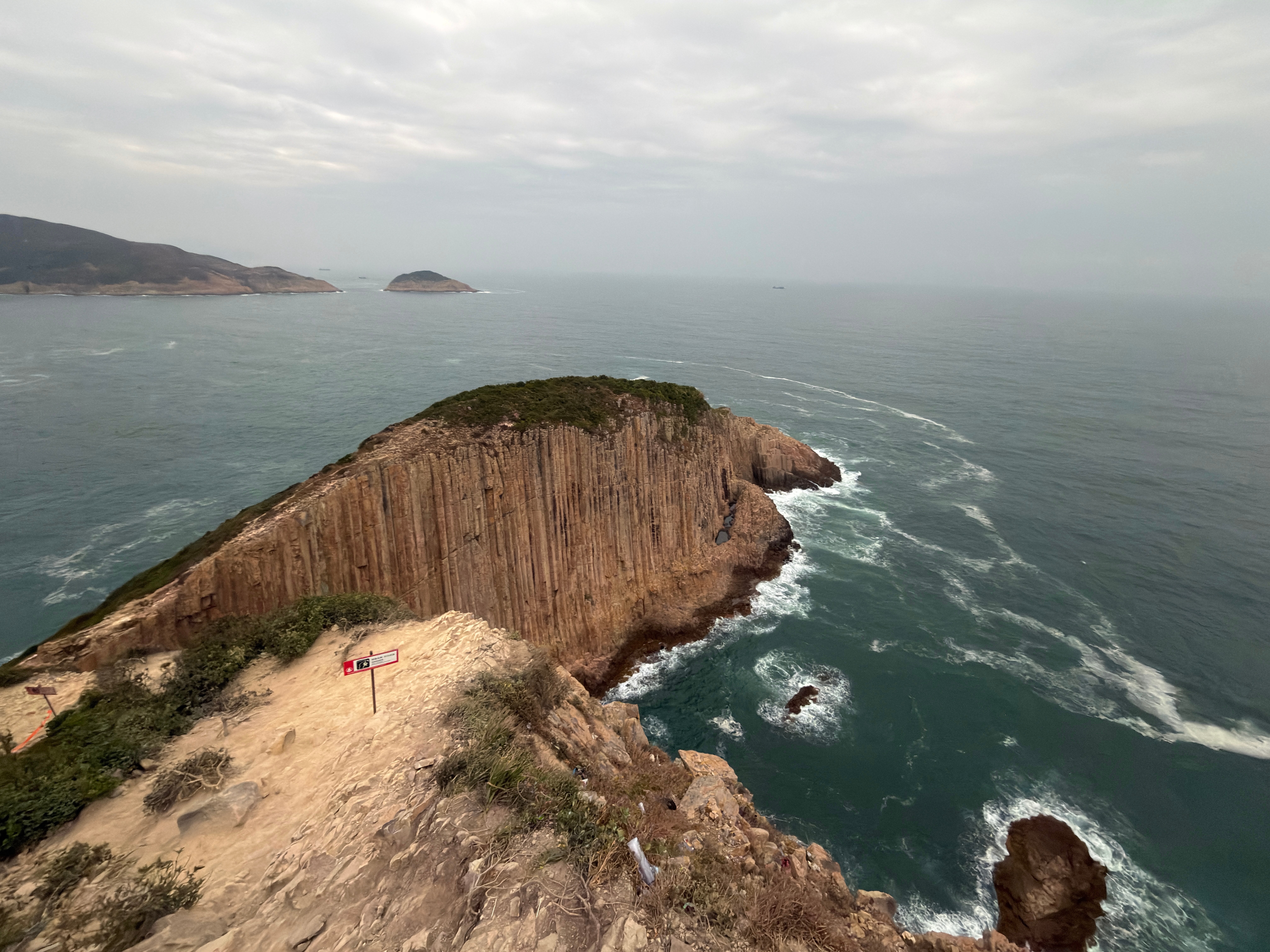 终于到破边洲了。这丢一大袋垃圾在这的人真是搞笑，好不容易装起来了，最终还是丢在了