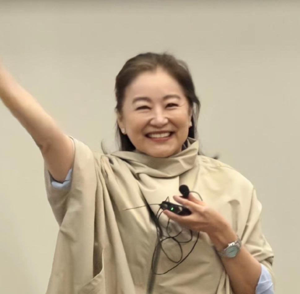 71岁林青霞没动过一刀，

打脸多少跟风医美的人

最近刷到林青霞在香港中文大学