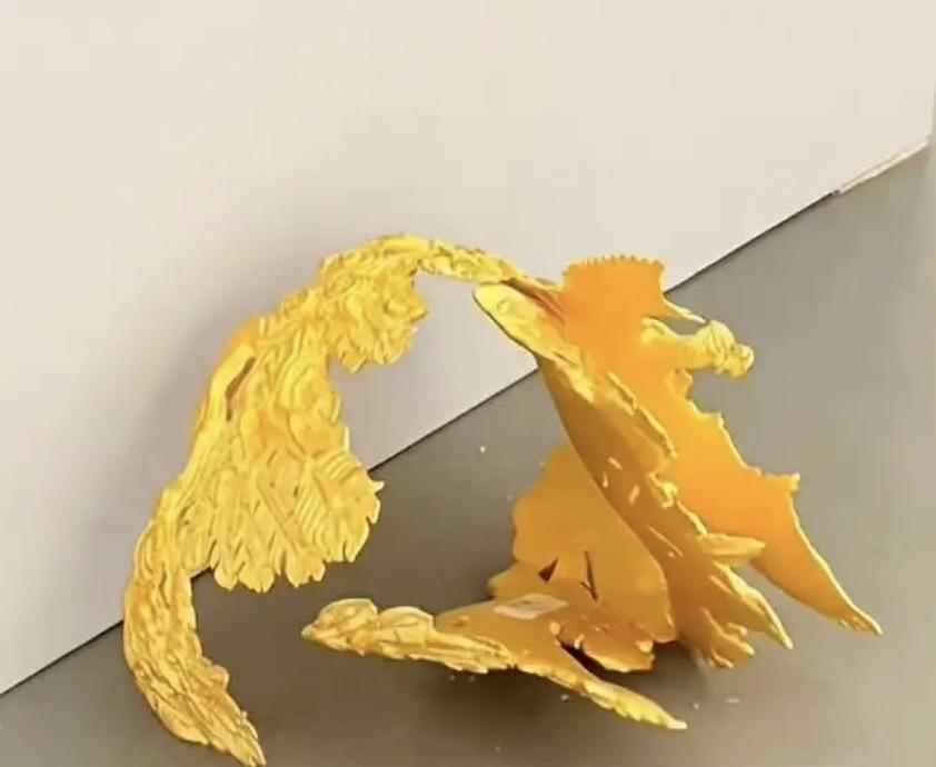 4斤重的黄金凤冠在展览的时候，遭到孩子给破坏这个事，虽说熊孩子也的确是挺让人讨厌