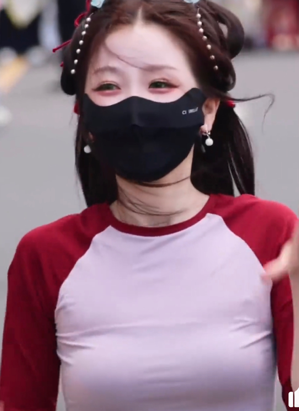 虞书欣《念相思》何盼出妆路透，跟粉丝打招呼又萌又明媚！ 