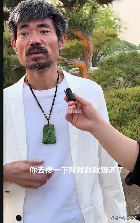 满脸胡渣，沧桑又有一副玩世不恭痞痞的样子，却冒充有钱人，成了网红 