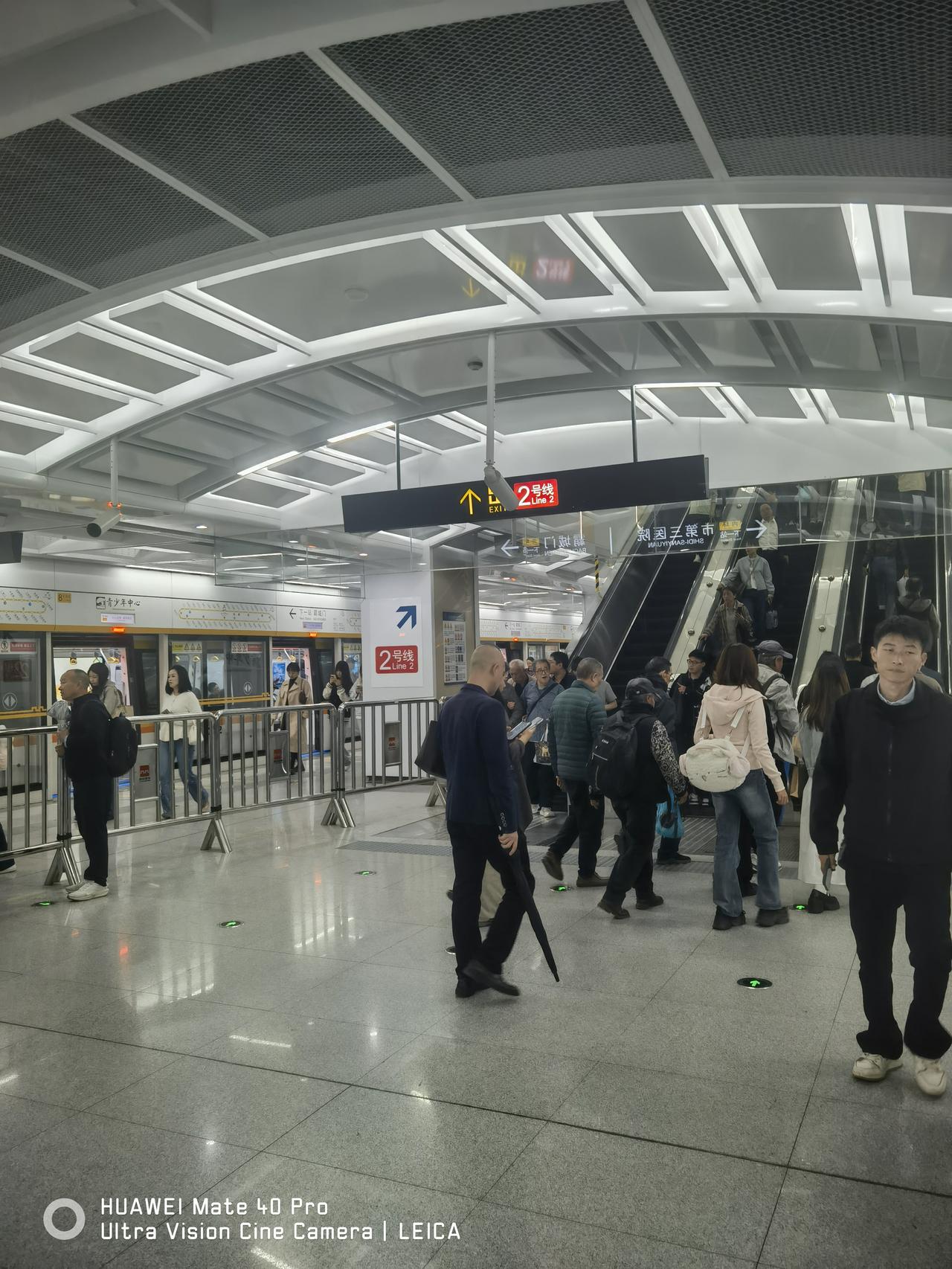 今天晚上22：30西安地铁8号环线客流量依然较大，纵观近期西安地铁客流量一直保持