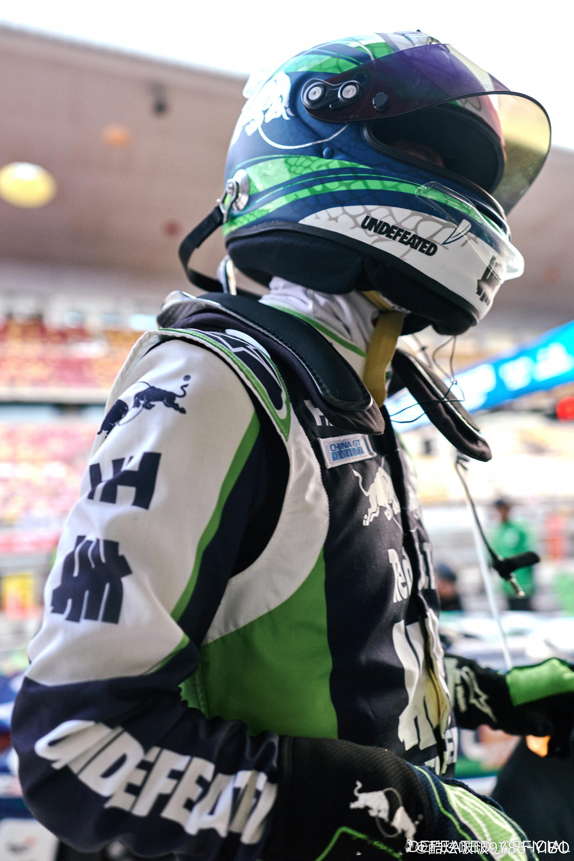 王一博让中国GT赛车观赛参赛都翻倍，自己还夺组别第一，嘉宾称他将是最好绅士车手?