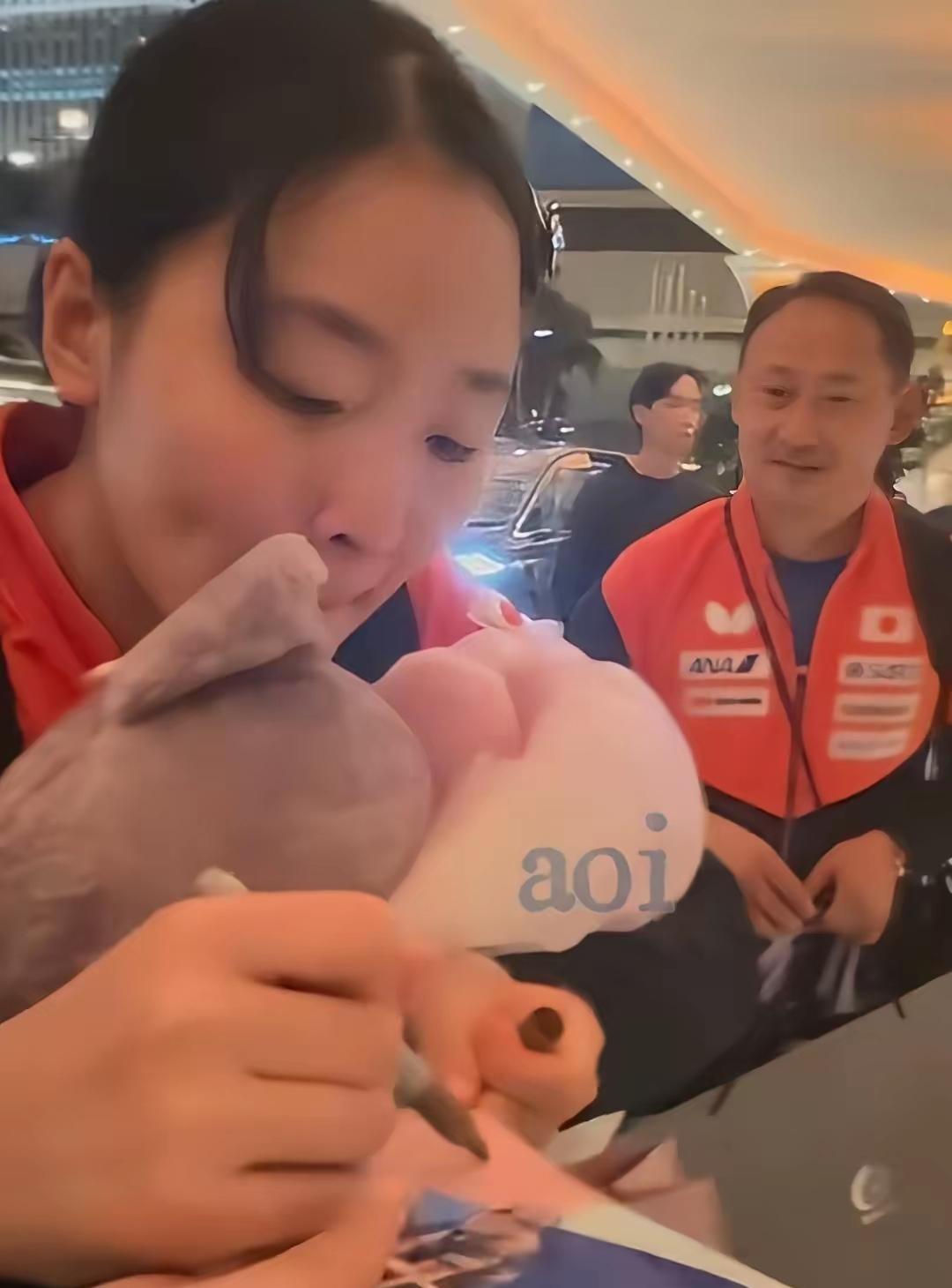 中国观众围着张本美和要签名那会儿，她爸张本宇站在不远处，笑了。
可你回想一下，这