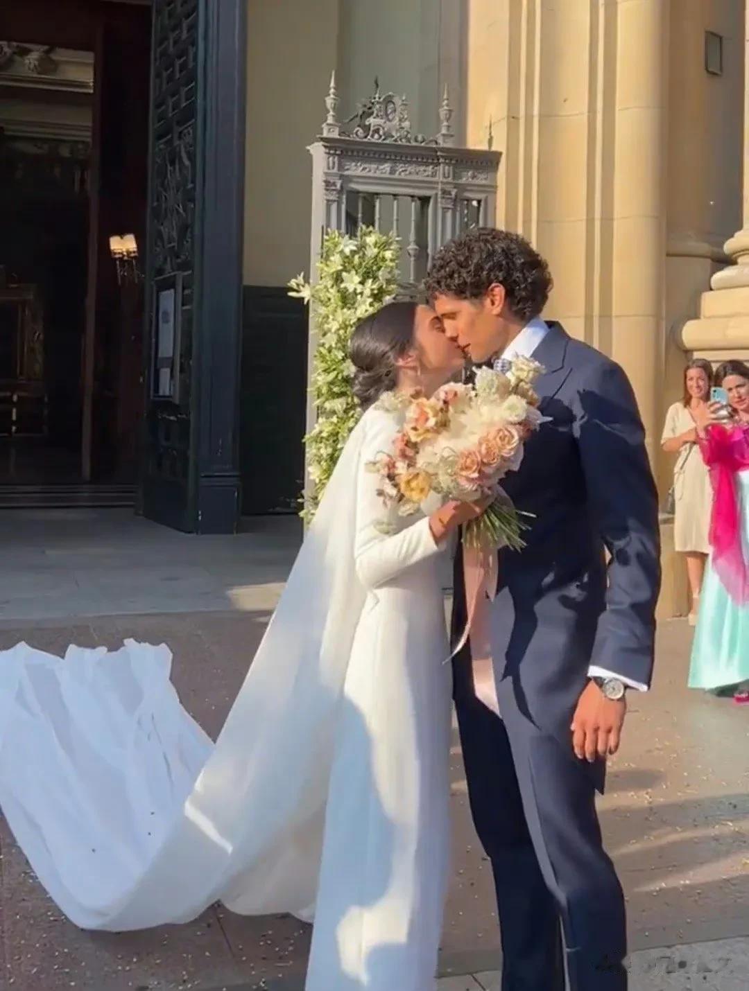 图评丨巴列霍昨天结婚啦！他老婆真好看！

不知不觉他已快10 年的老将了，15 