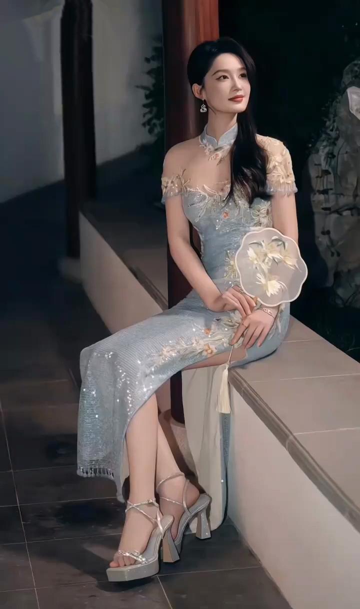 李沁旗袍美腿惊艳动人[赞][赞][送自己一朵花][送自己一朵花]娱乐 旗袍秀 美