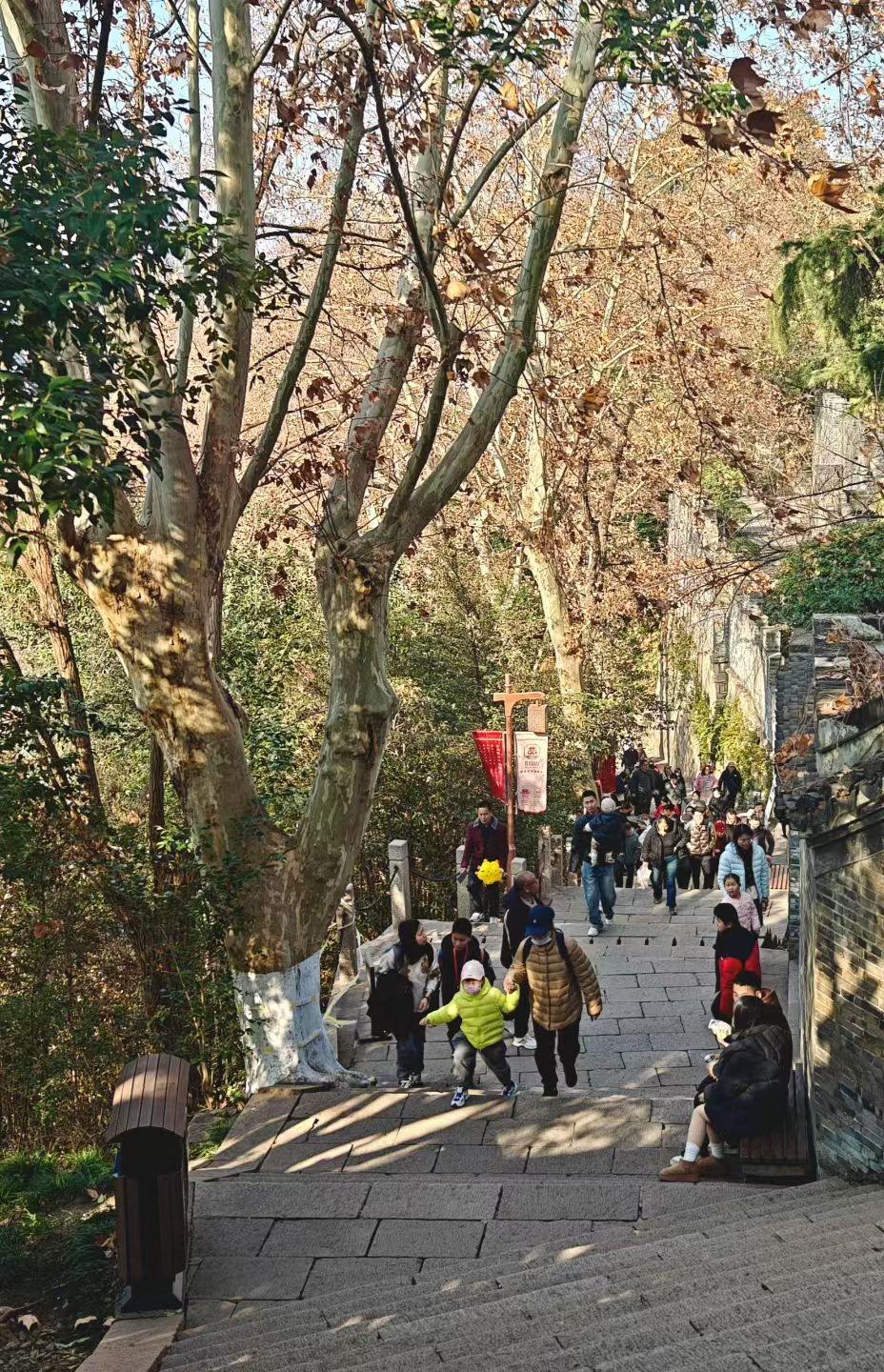 游人三三两两，有步履轻快的孩童，有闲坐歇脚的老人，
风里带着草木的清冽，也藏着人