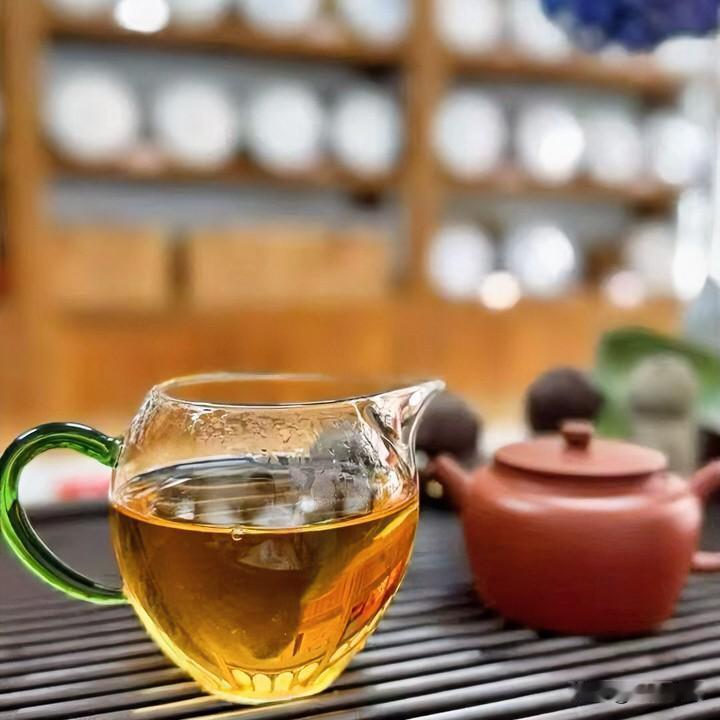 《光阴乐府叙事体》
青瓷盏中沸水旋，浮沉叶似岁途艰。
慢煮半痕即知足，不求急盏惹