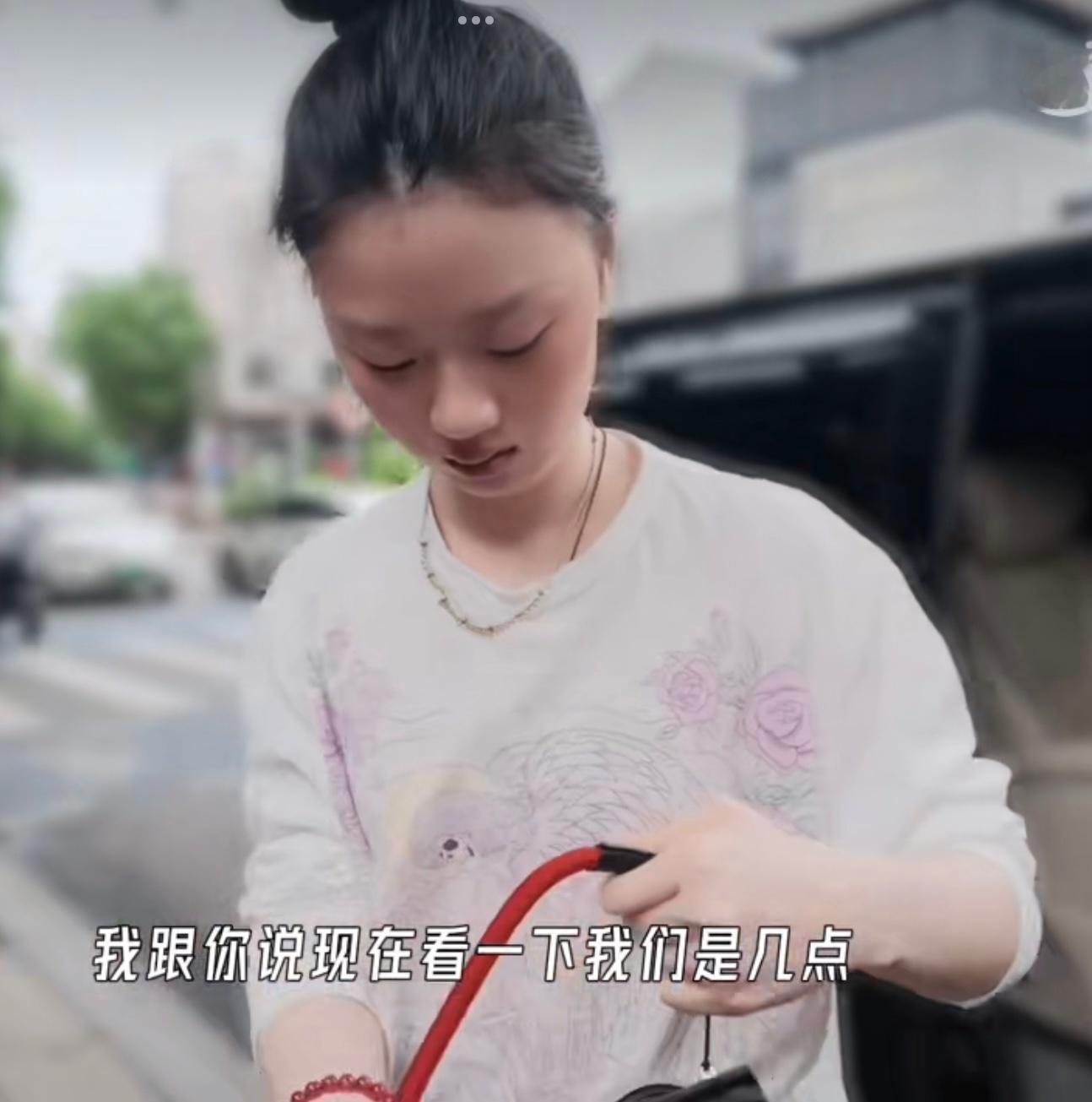 像妈妈给小学生拍的笨笨出游小视频 被妈妈从臭烘烘的小被窝里拎出来睡眼惺忪地顶着毛