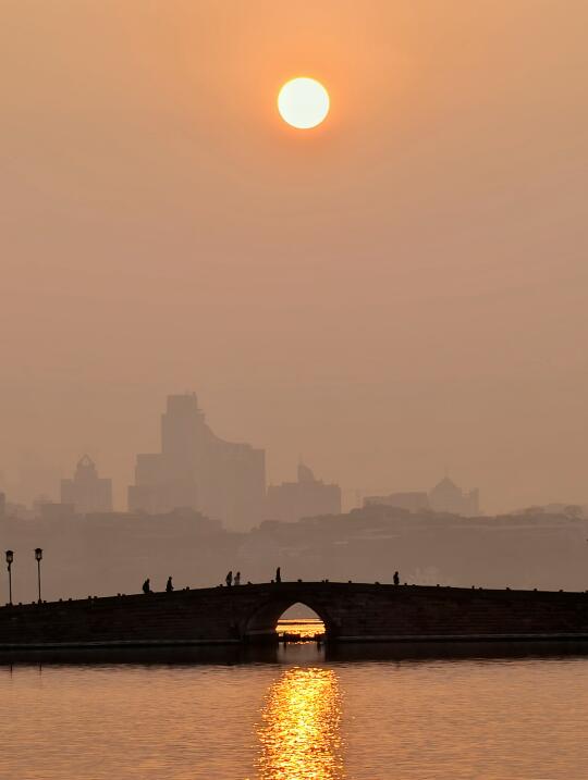 没骗人！西湖日出真美😻