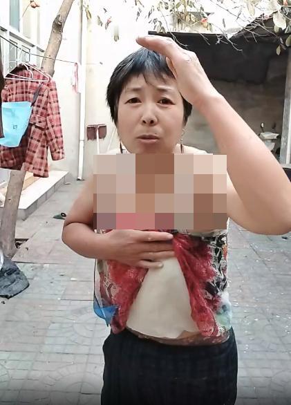 年近花甲的大妈，竟然也玩擦边。现在的视频直播，都这么卷了吗？
 
大妈真是不走寻