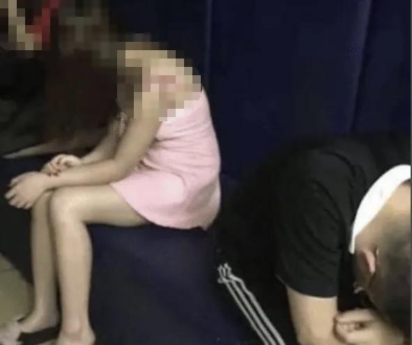 西藏，一男子住进酒店，闲来无事，见门缝塞进一张暧昧服务卡片，就联系上面的女人付了