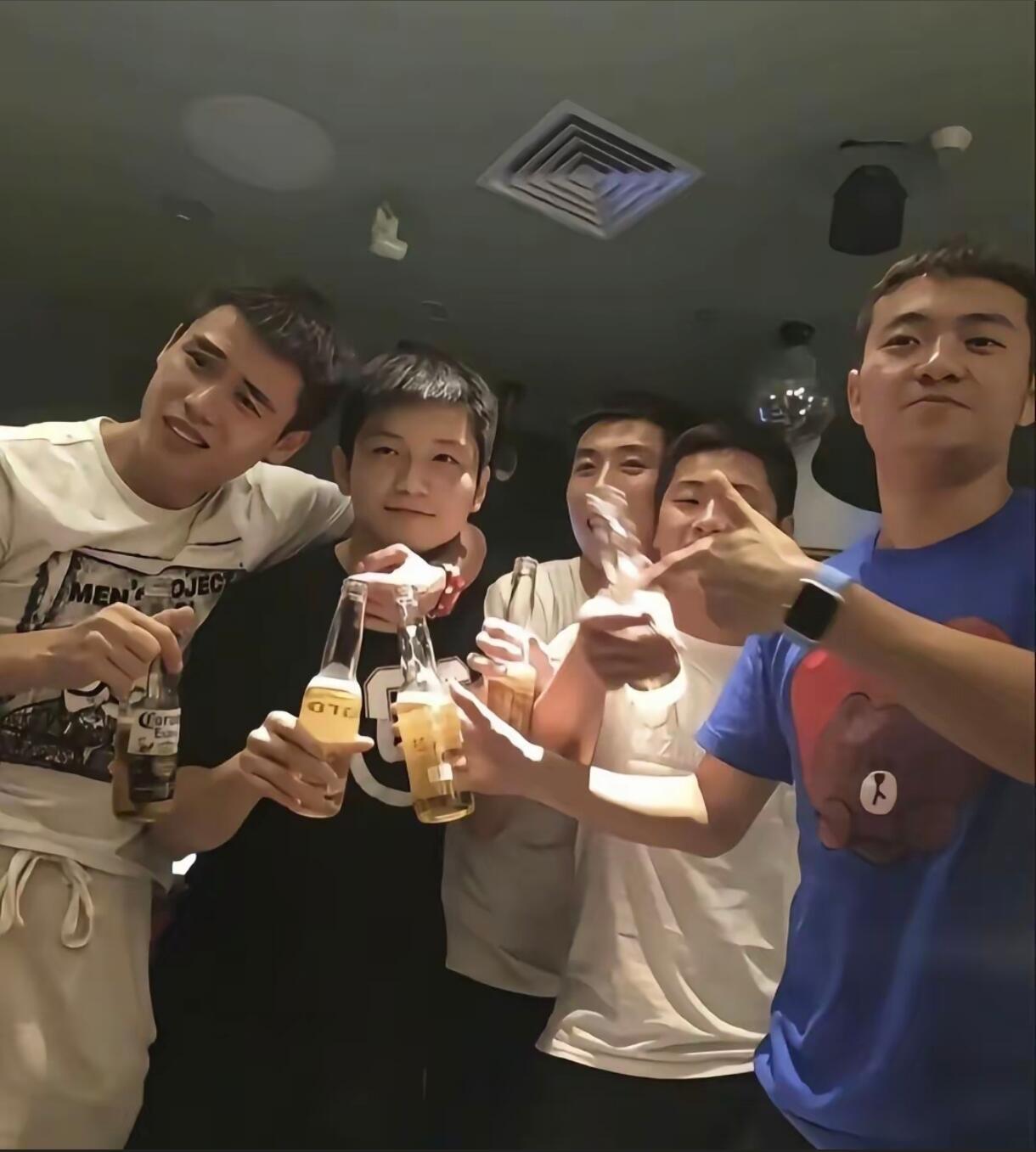 樊振东怀里抱着小孩子，东哥很开心呀，这个小奶娃娃，在他身边不哭不闹！
欢乐小分队