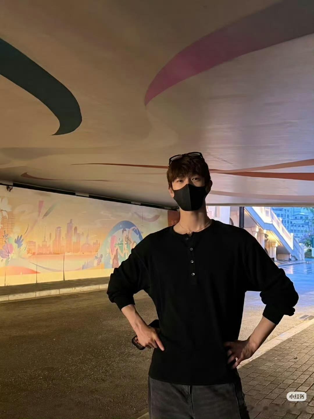 李昀锐分享健身日常，这反差感也太强了。手臂💪上的青筋