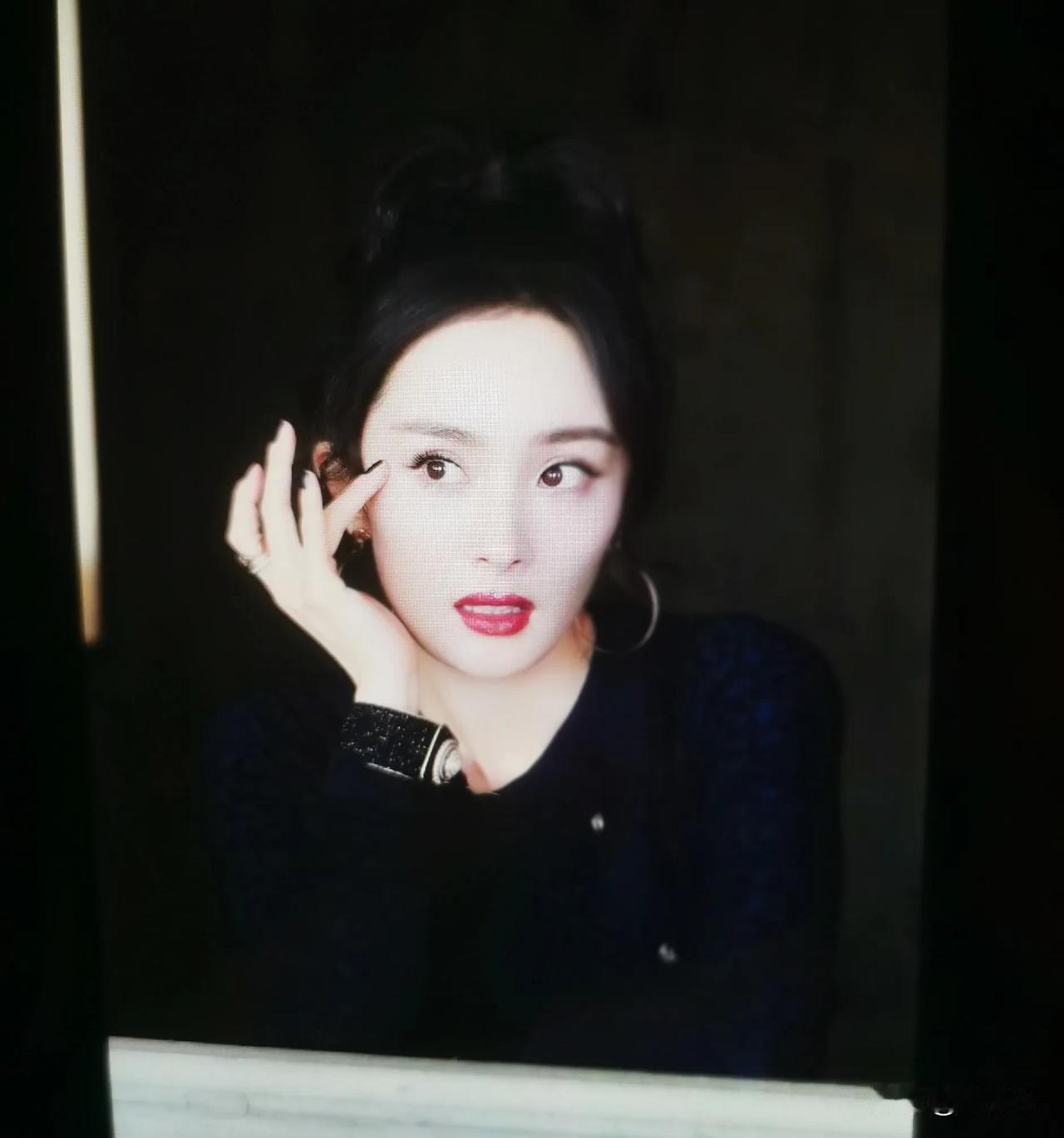 复古红唇，优雅迷人的夜晚自拍