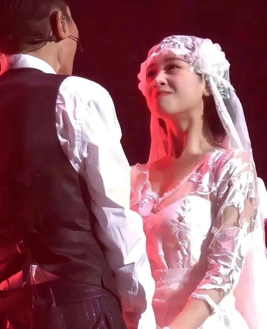 刘德华演唱会的伴舞太幸福了吧？
伴舞小姐姐好投入啊，牙齿有点抢镜但笑容超甜，华仔