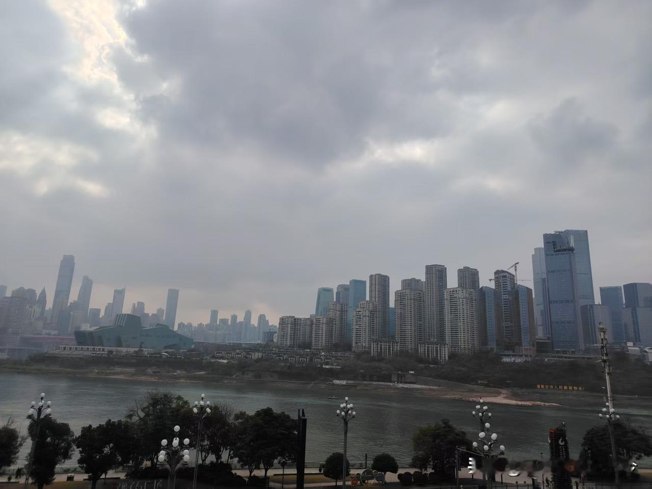 重庆最大的优势就是有山有水，这一点和香港挺像。
城市建设在一座座连绵起伏的群山之