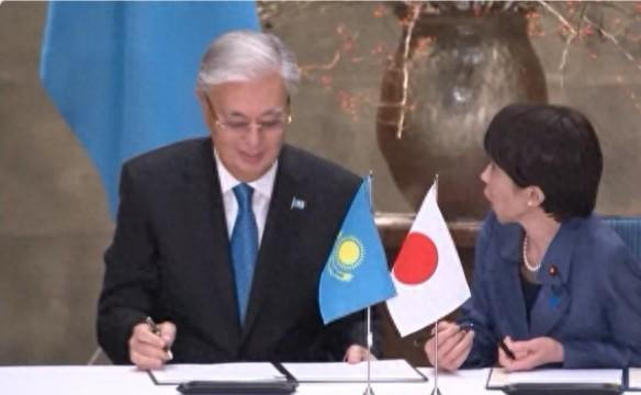 虽然哈萨克斯坦要向日本出口能源和稀土，但是却不能使用中欧班列
   
哈萨克斯坦