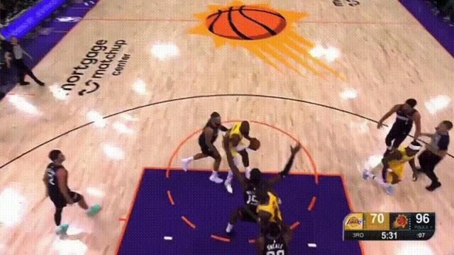 湖人这个回合是真的有点儿说法，全队5个人，走着回防篮球年末狂欢季NBA