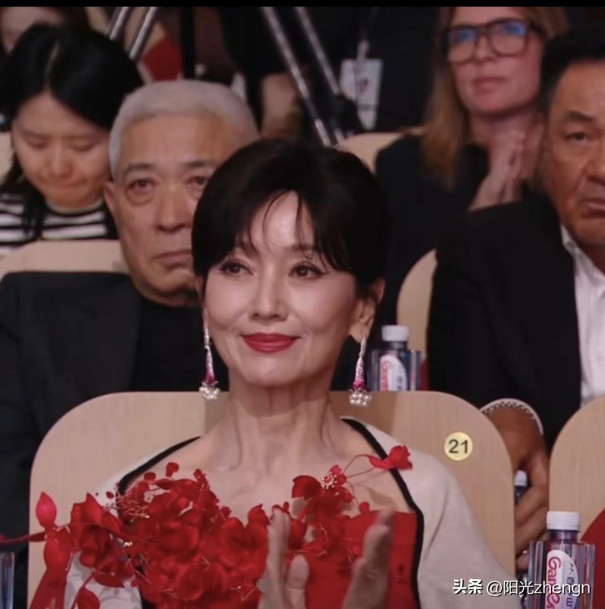 赵雅芝在白玉兰颁奖典礼上端端正正坐着，整个人看着格外优雅耐看。

女人好不好看，