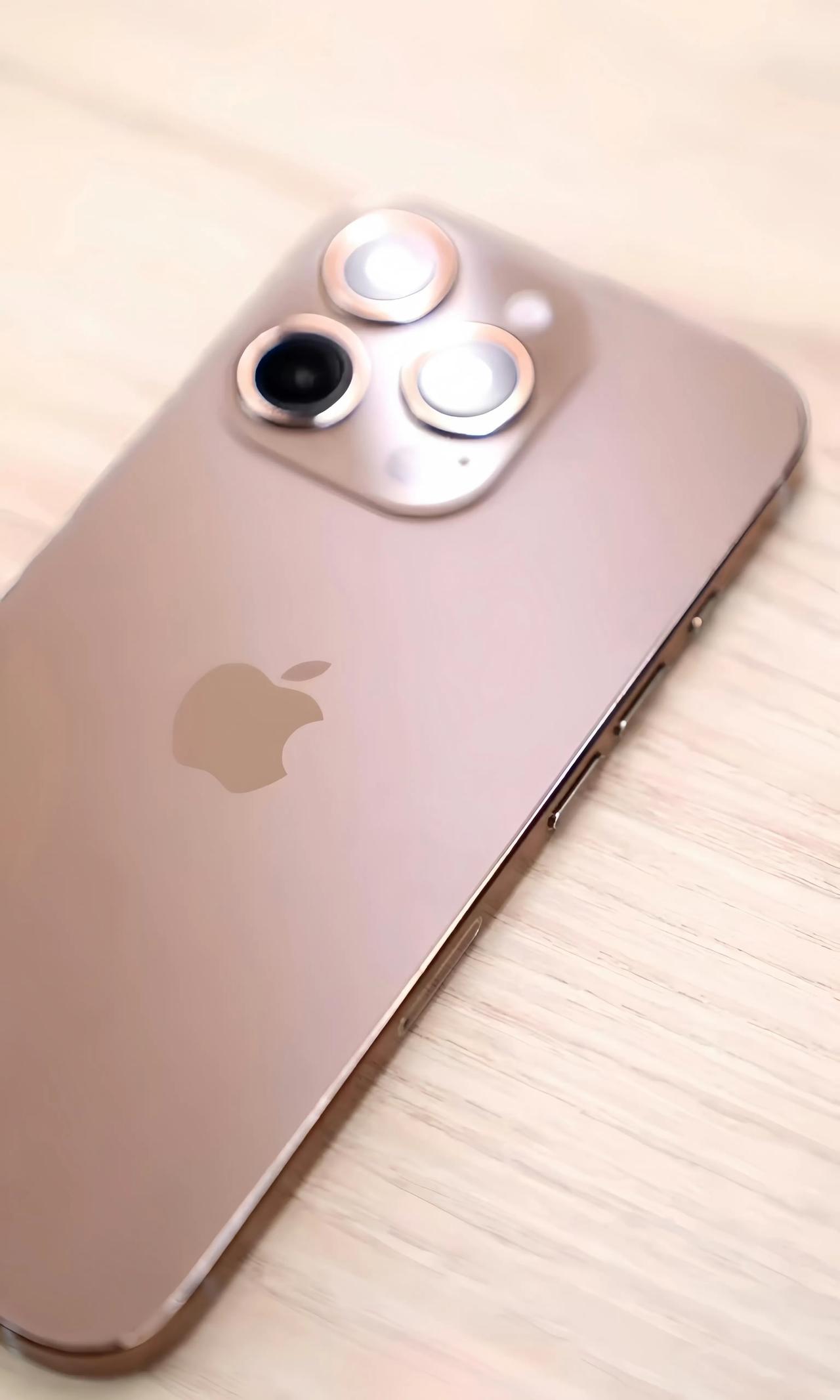 iPhone16promax金色，这颜值符合您的审美吗？
从外观上看，和我手里的