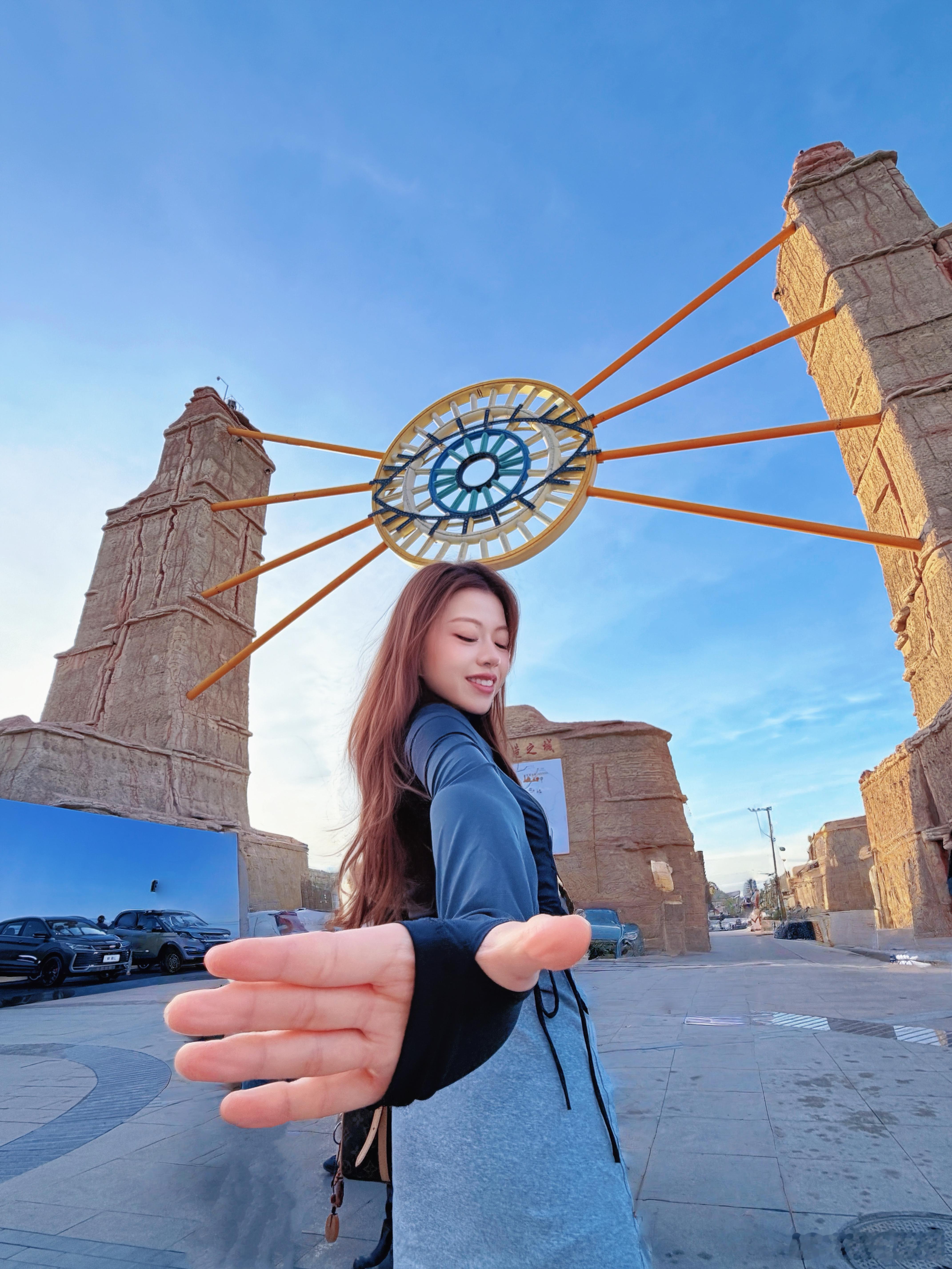 在魔鬼之眼下看了场发布会吉利是会选地方的晚上9点的天空还是透亮透亮的算是一次有趣