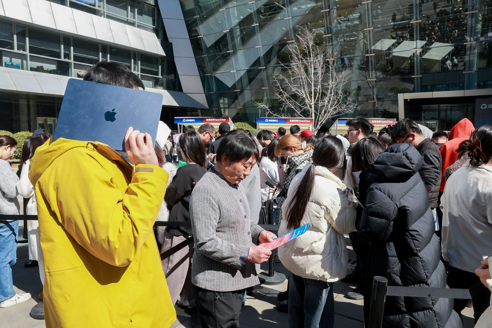北京一女子领龙虾只为薅外卖券这只龙虾可不简单，它拥有强大的AI智能体功能，以前A