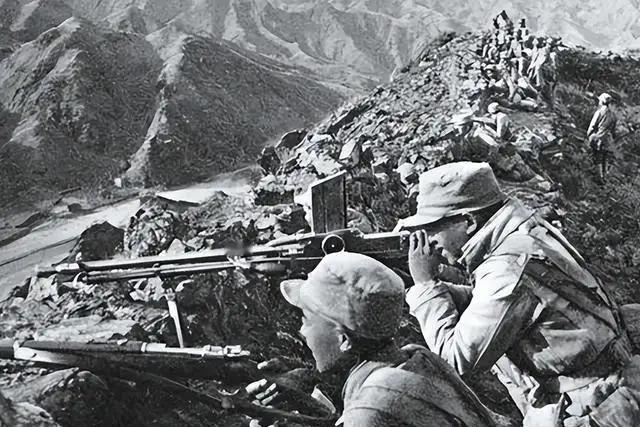 1943年，仅25岁的八路军科长被俘，日军把他带到华丽住所，还找来美娇娘与他同房