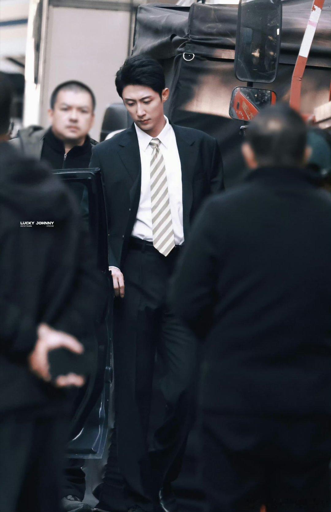 黄景瑜西装daddy级别 黄景瑜驾驭西装的能力堪称一绝 正装的端正感没有掩盖他的