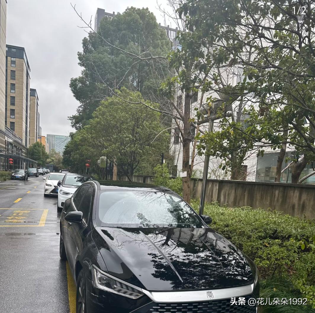 春节才过完办公室才毕业的小伙在犹豫要不要把车卖了？

他很纠结自己的车要不要留，