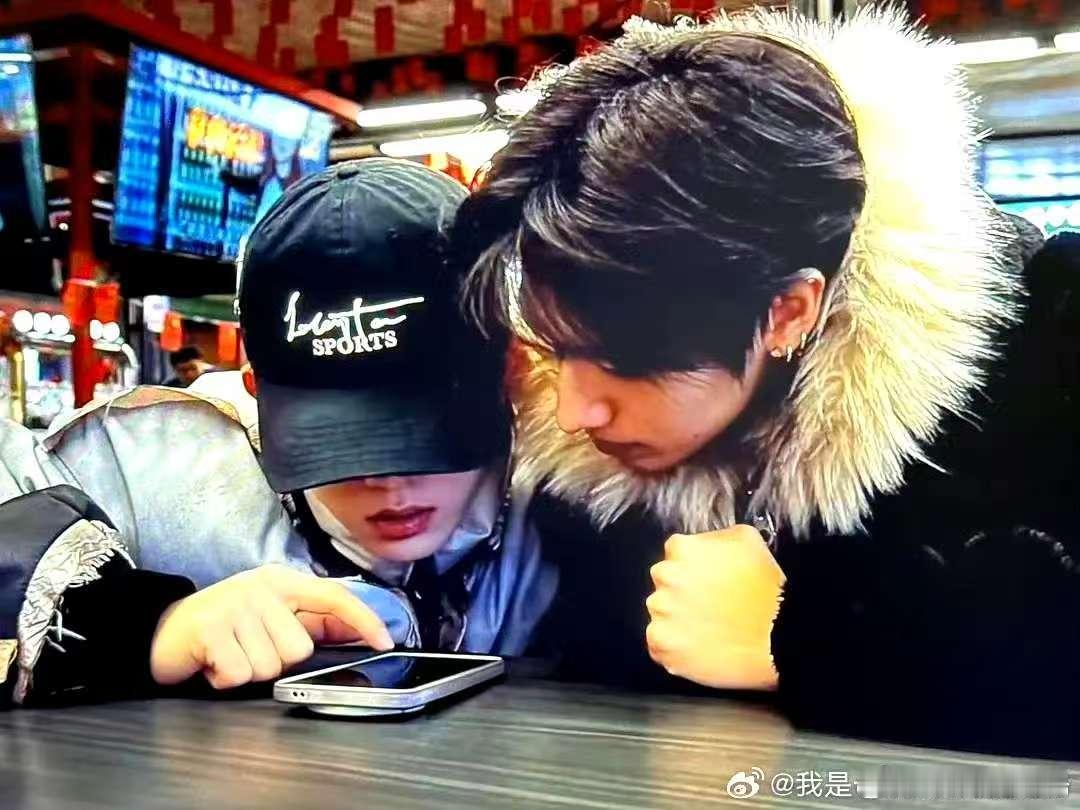 朱志鑫苏新皓青岛双人行   朱苏  七个月的翘首以盼，迎来朱志鑫苏新皓青岛的美好