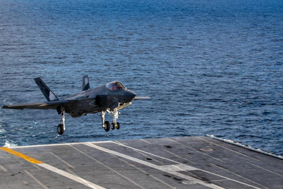 10月13日至14日，美国海军 F-35C 在尚未服役的 “肯尼迪” 号航母上，