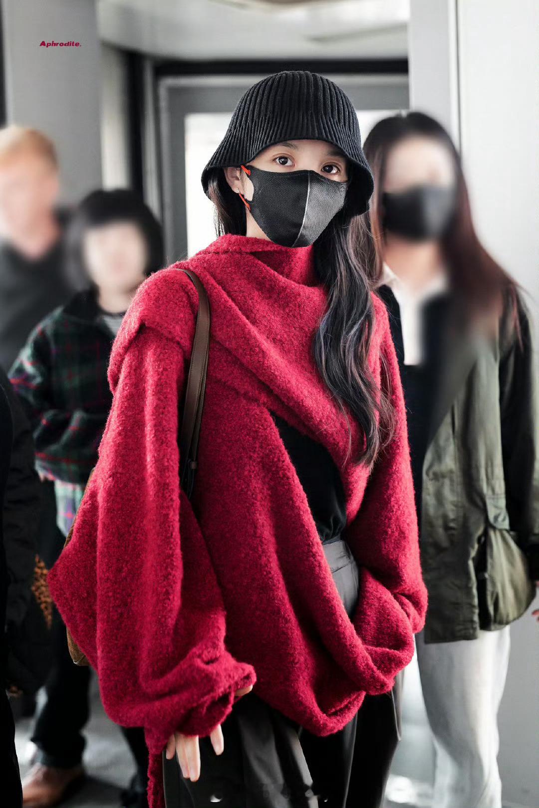 今天机场红毛衣的田曦薇！进组啦