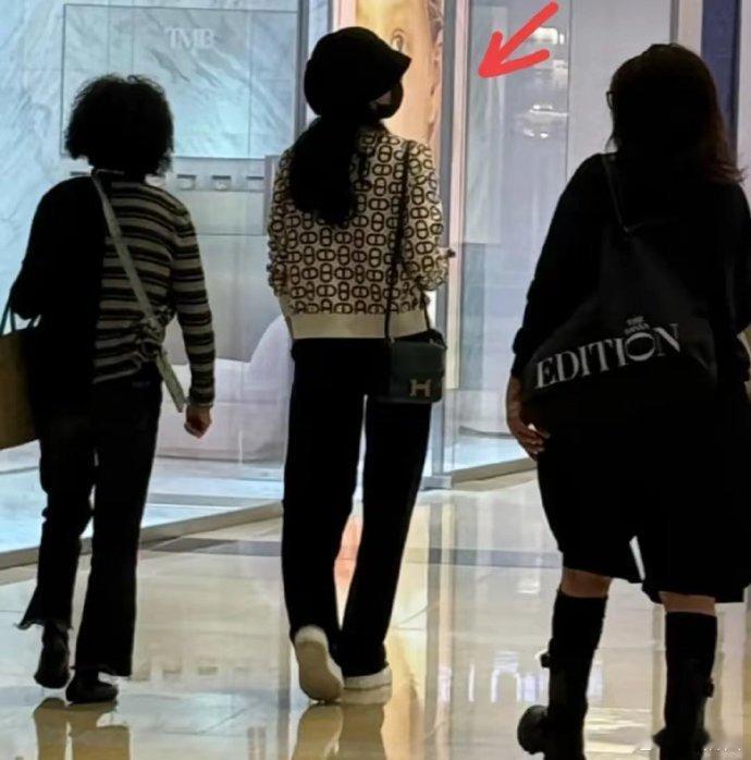 46 岁章子怡摔伤后在澳门与妈妈逛街，状态恢复佳，其母亦背爱马仕，尽显优雅从容。