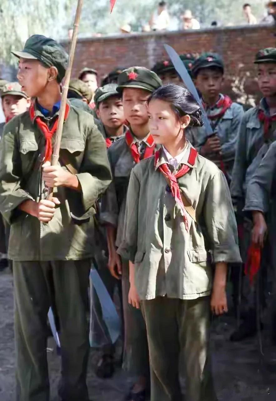 “我们是共产主义接班人，
继承革命先辈的光荣传统，
爱祖国，爱人民，
鲜艳的红领